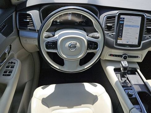 Used 2022 Volvo XC90 T5 Momentum w/ Climate Package FWD image 5