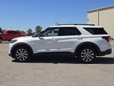 Used 2025 Ford Explorer ST-Line AWD/4WD image 4