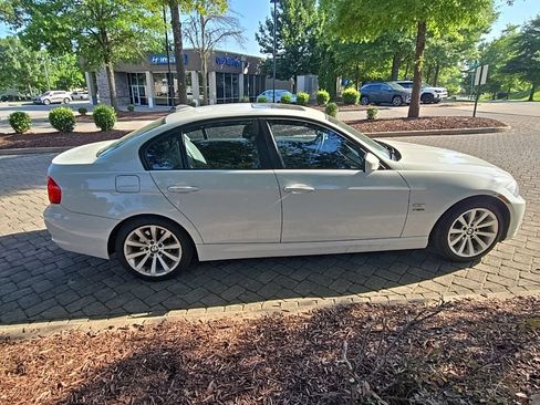 Used 2011 BMW 328i xDrive Sedan AWD/4WD image 9