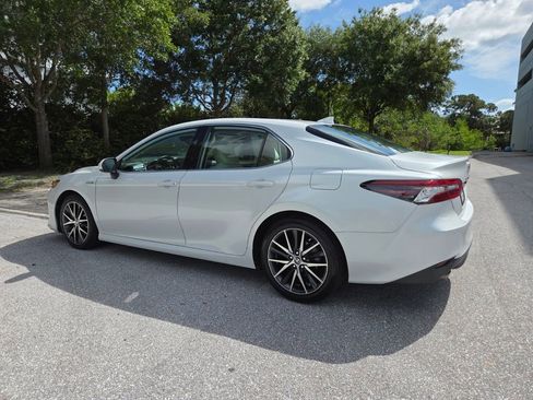 Used 2021 Toyota Camry XLE w/ Navigation Upgrade Package FWD image 9