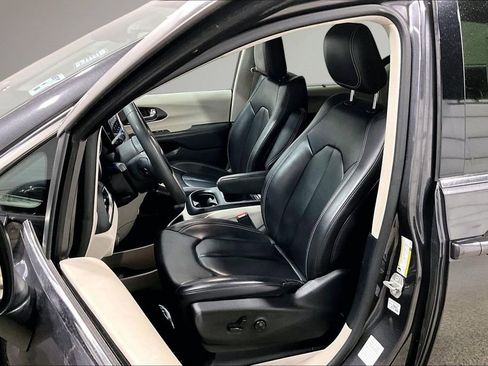 Used 2023 Chrysler Pacifica Touring-L image 22