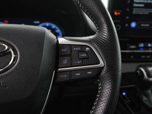 Used 2025 Toyota Sienna XSE AWD/4WD image 28