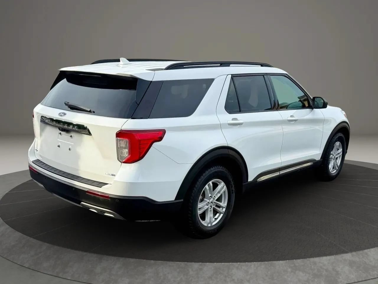 Used 2020 Ford Explorer XLT w/ Equipment Group 202A AWD/4WD image 4
