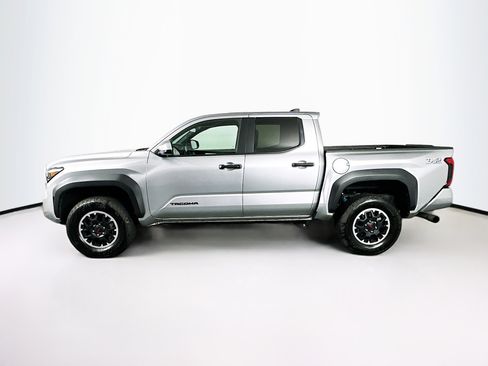 Used 2025 Toyota Tacoma TRD Off-Road AWD/4WD image 4