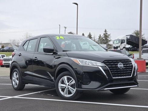 Used 2024 Nissan Kicks S image 2