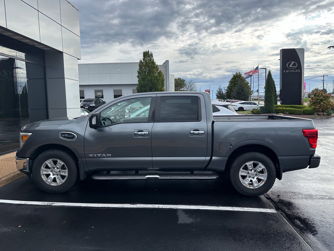 Used 2017 Nissan Titan SV AWD/4WD image 1