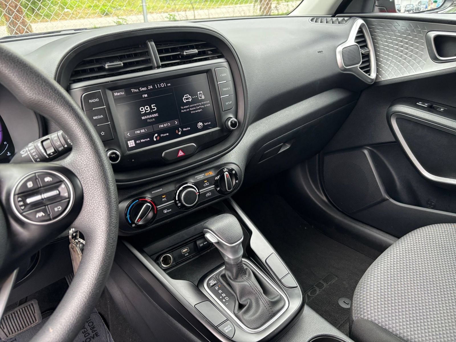 Used 2025 Kia Soul LX w/ LX Technology Package FWD image 16
