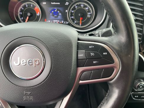 Used 2019 Jeep Cherokee Limited image 28