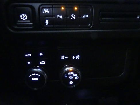 Used 2021 GMC Yukon XL SLT AWD/4WD image 23