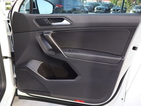 Used 2021 Volkswagen Tiguan SE w/ Panoramic Sunroof Package FWD image 27