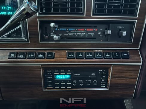 Used 1988 Lincoln Town Car Signature image 26