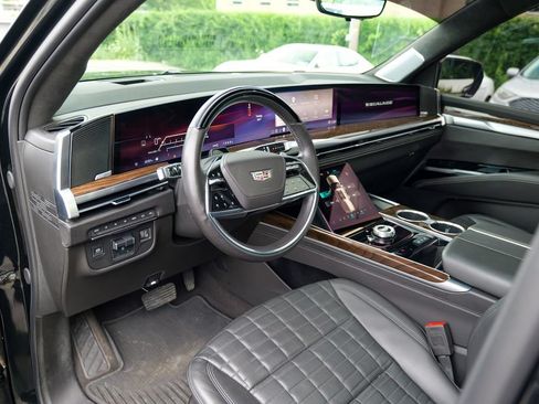 Used 2025 Cadillac Escalade ESV Sport Platinum AWD/4WD image 19