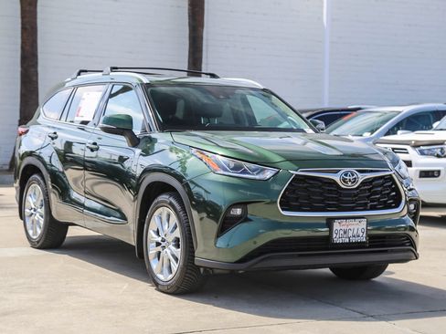 Used 2023 Toyota Highlander Limited FWD image 3