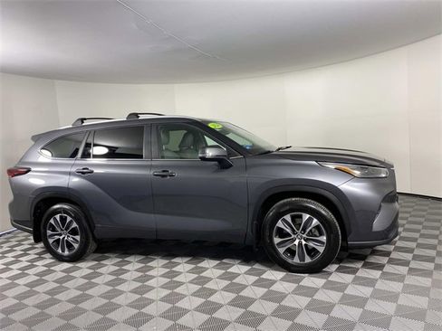 Used 2024 Toyota Highlander XLE image 11