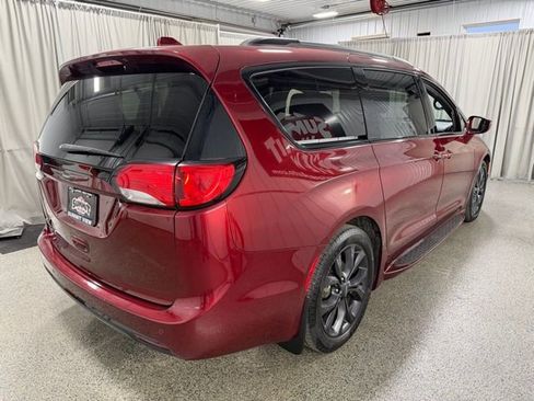 Used 2018 Chrysler Pacifica Touring Plus w/ S Appearance Package FWD image 4
