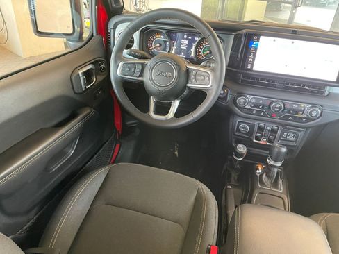 Used 2025 Jeep Wrangler Sahara image 33