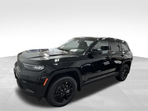 New 2025 Jeep Grand Cherokee Altitude image 3