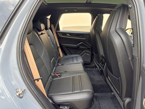 Used 2024 Porsche Cayenne Turbo AWD/4WD image 46