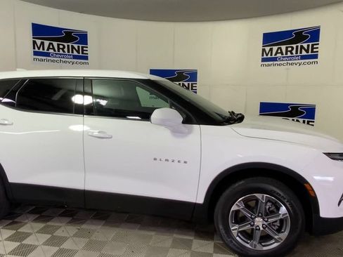 Used 2023 Chevrolet Blazer LT FWD image 3