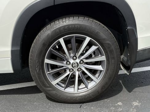 Used 2017 Toyota Highlander XLE image 5