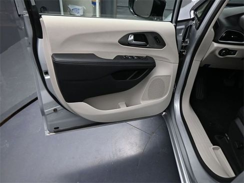 Used 2024 Chrysler Pacifica Touring-L image 15