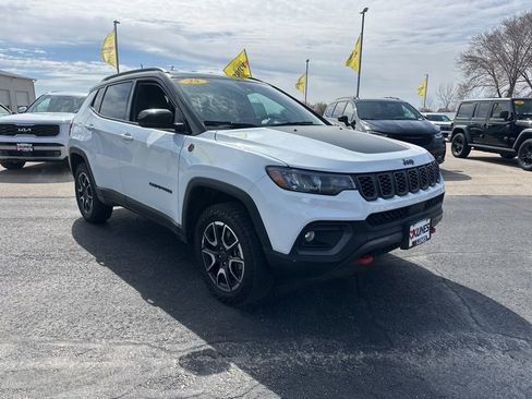 Used 2025 Jeep Compass Trailhawk AWD/4WD image 4