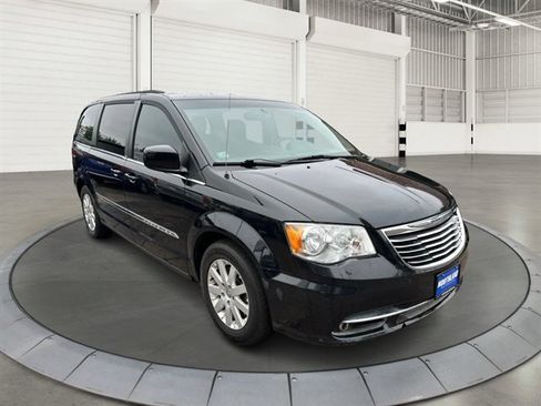 Used 2014 Chrysler Town & Country Touring FWD image 7
