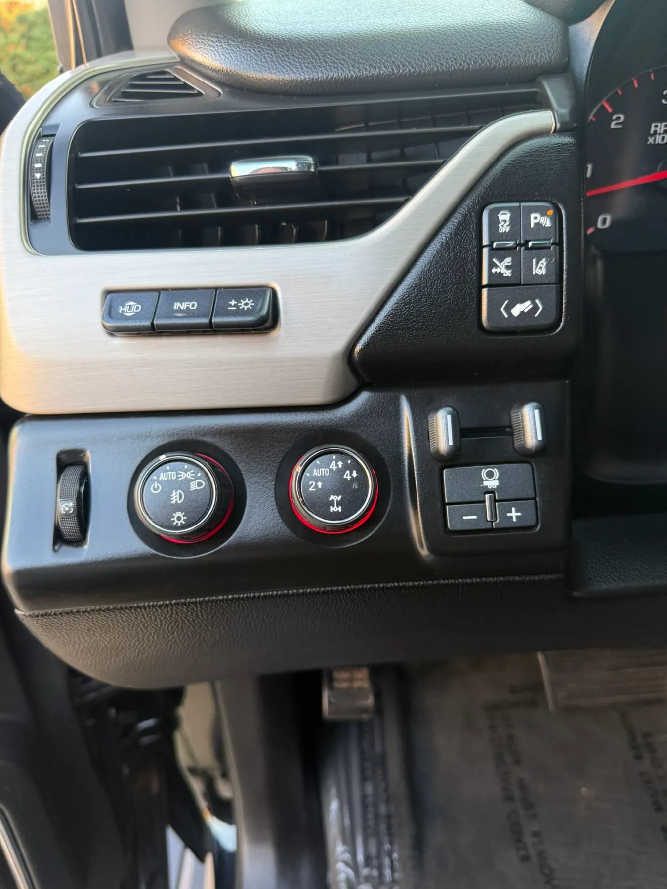 Used 2015 GMC Yukon XL Denali w/ Touring Package AWD/4WD image 39