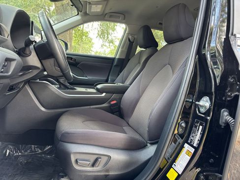 Used 2025 Toyota Highlander LE FWD image 28