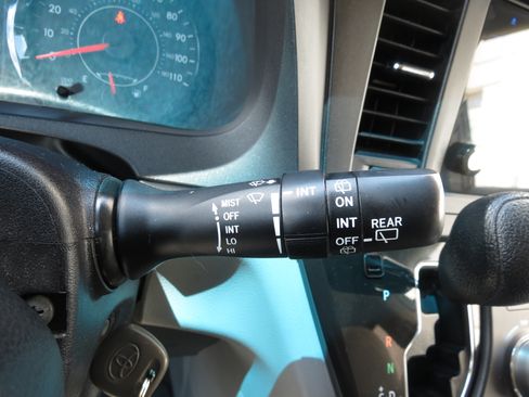 Used 2016 Toyota Sienna LE FWD image 18