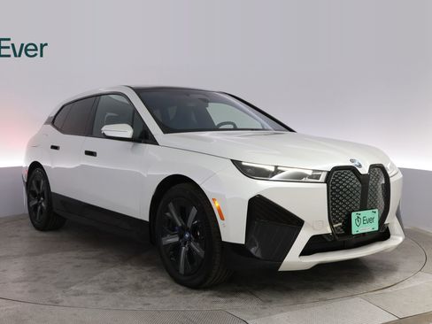 Used 2022 BMW iX xDrive50 w/ Premium Package AWD/4WD image 13
