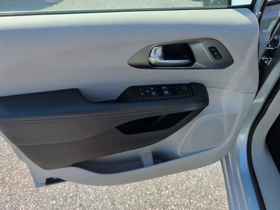 Used 2024 Chrysler Pacifica Touring-L FWD image 16
