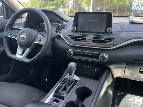 Used 2025 Nissan Altima 2.5 SV AWD/4WD image 3