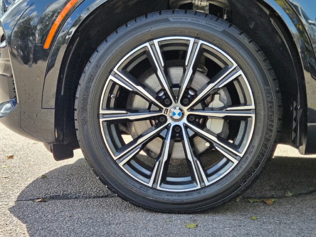Used 2022 BMW X5 xDrive40i w/ M Sport Package AWD/4WD image 11