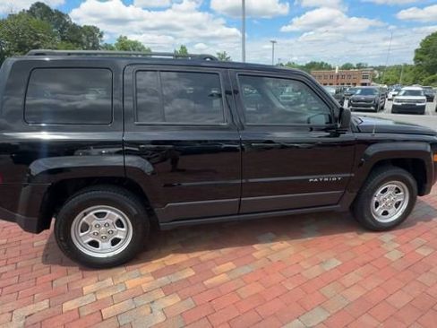 Used 2017 Jeep Patriot Sport w/ Power Value Group FWD image 3