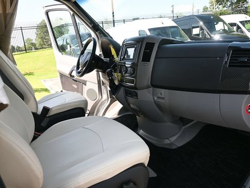 Used 2014 Mercedes-Benz Sprinter 3500 image 22