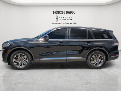 Used 2023 Lincoln Aviator AWD image 2