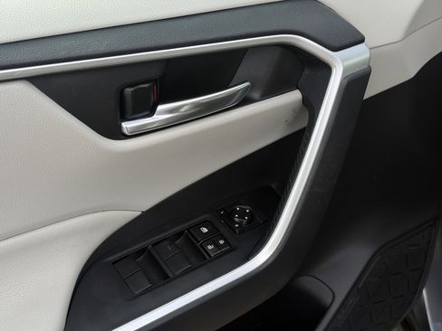 Used 2021 Toyota RAV4 XLE w/ Convenience Package image 24