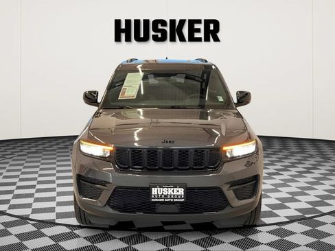 Used 2023 Jeep Grand Cherokee Altitude AWD/4WD image 3