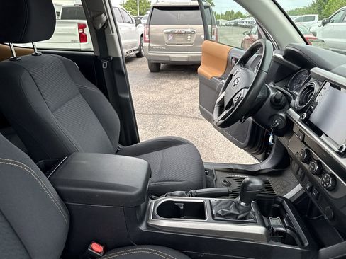 Used 2020 Toyota Tacoma SR5 RWD image 13