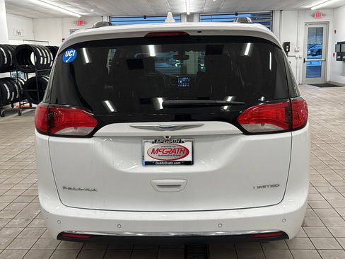 Used 2018 Chrysler Pacifica Limited image 6