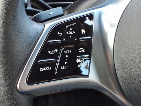 Used 2025 Mercedes-Benz GLC 350e 4MATIC image 9