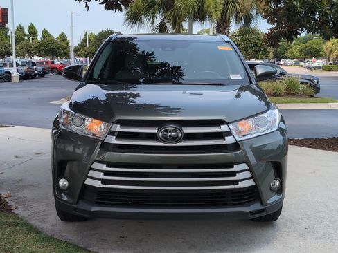 Used 2017 Toyota Highlander XLE w/ Carpet Mat Package AWD/4WD image 3