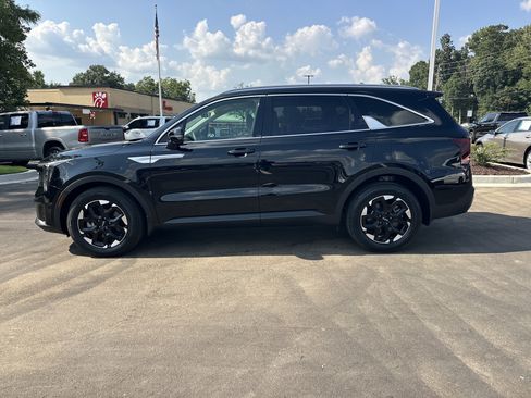 Used 2025 Kia Sorento S FWD image 5