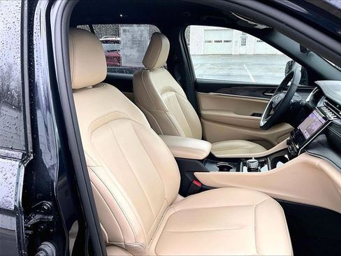 Used 2024 Jeep Grand Cherokee Limited image 11