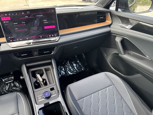 New 2026 Volkswagen Tiguan SEL R-Line AWD/4WD image 16