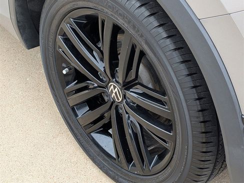 Used 2022 Volkswagen Tiguan SE R-Line image 8