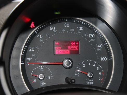 Used 2010 Volkswagen Beetle Convertible FWD image 12