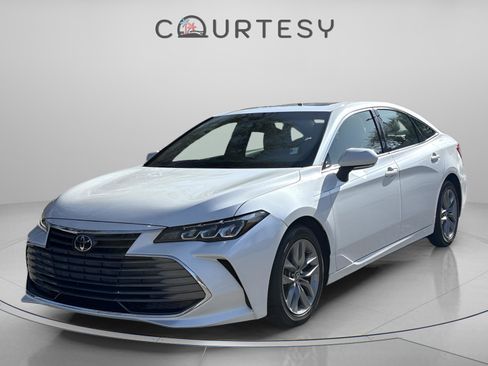 Used 2020 Toyota Avalon XLE w/ Moonroof Package image 1