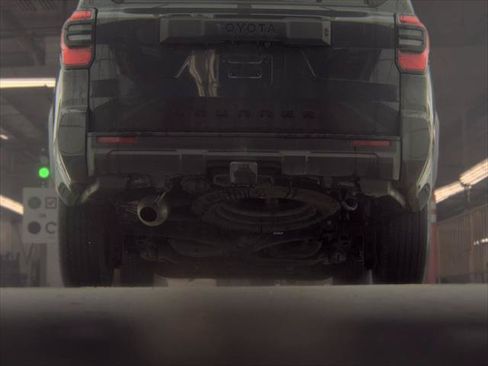 Used 2025 Toyota 4Runner SR5 AWD/4WD image 9